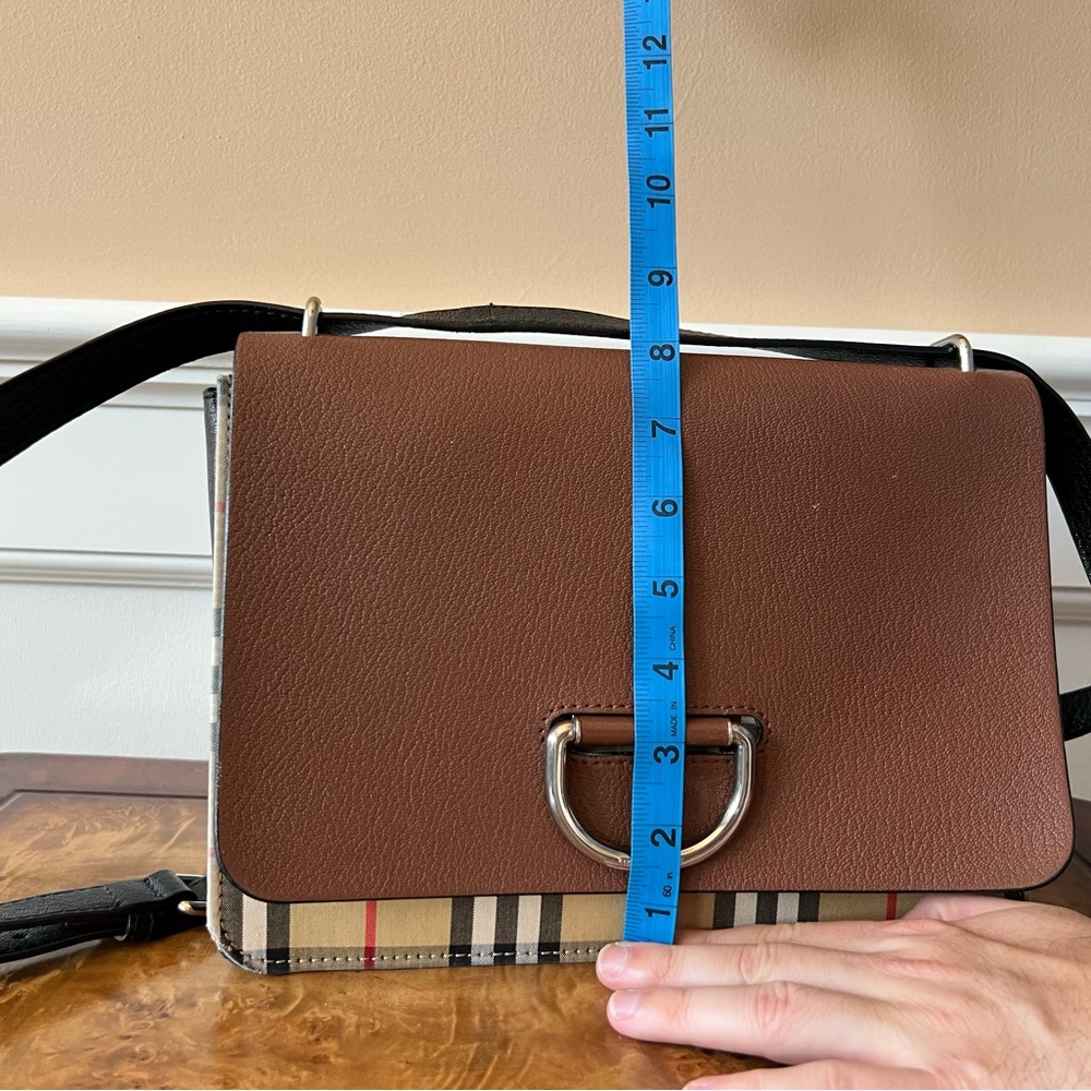 Burberry The D-Ring Medium Bag in Tan Leather with Vintage Check Motif - Picture 10 of 11
